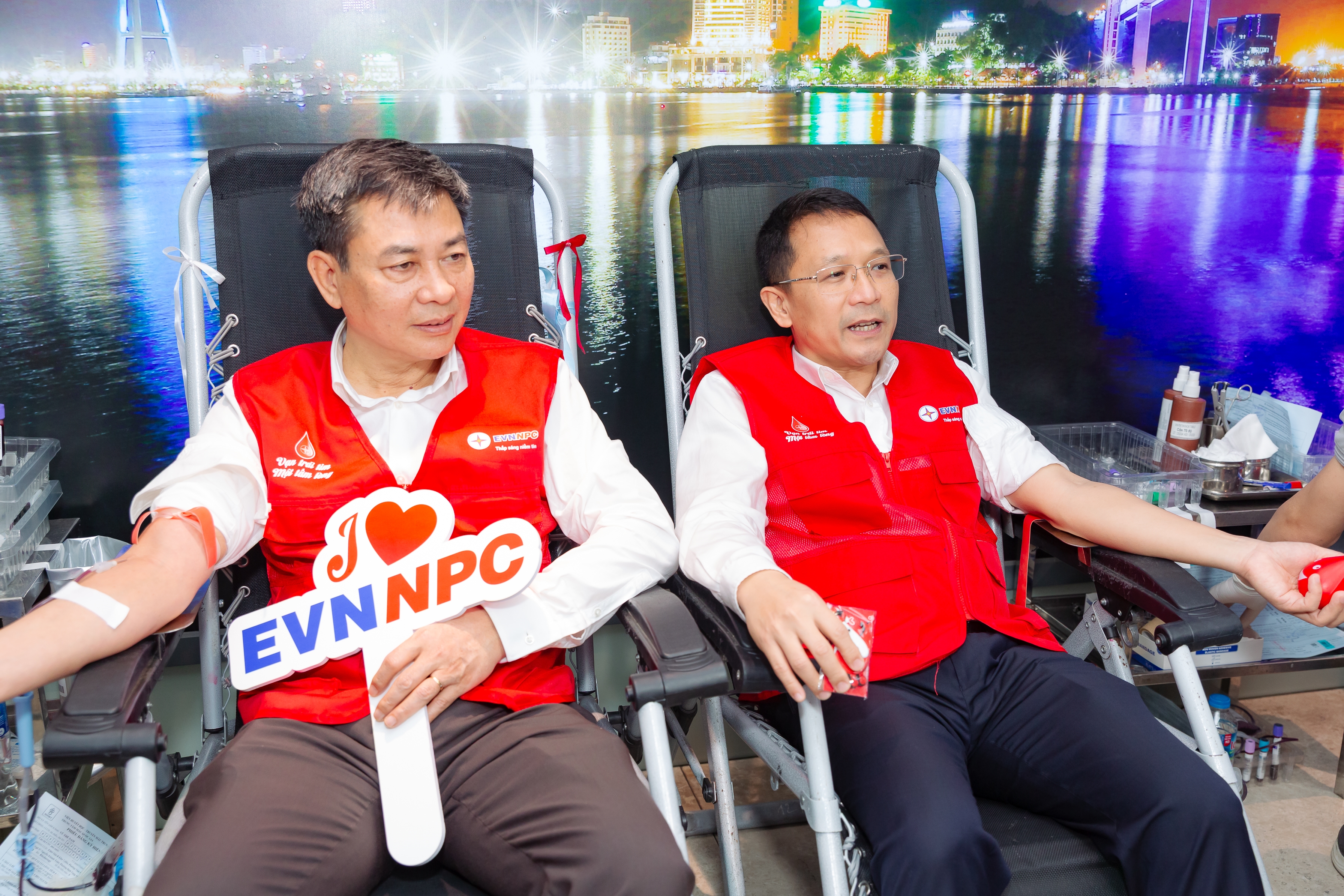 Thành viên HĐTV Vũ Thế Nam và PTGĐ Hà Huy Tâm tham gia hiến máu tại sự kiện