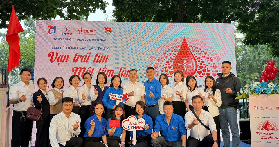 CBNV Trung tâm Chăm sóc Khách hàng tham gia hưởng ứng Tuần lễ hồng EVN lần thứ XI “Vạn trái tim – Một tấm lòng”