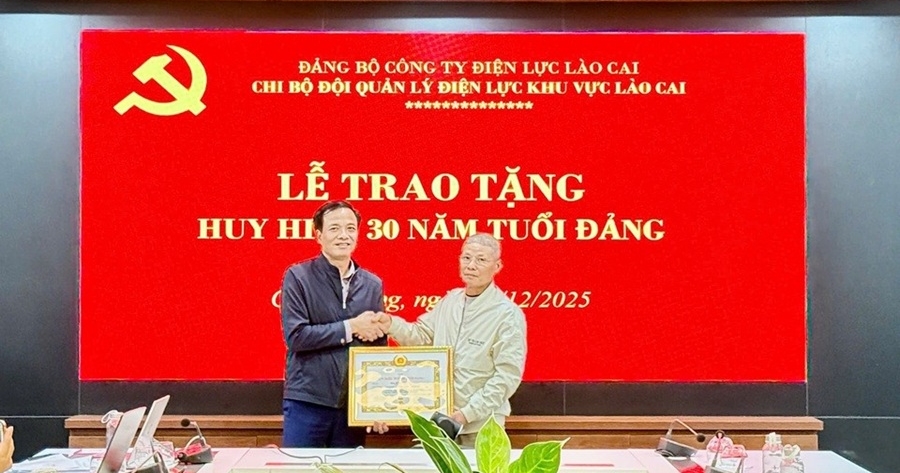 Vinh danh đồng chí Ma Văn Chức – 30 năm một chặng đường cống hiến cho Đảng và ngành Điện