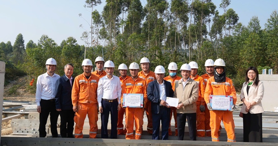 Công đoàn Công ty Điện lực Phú Thọ thăm hỏi, động viên lực lượng xung kích thi công dự án xuất tuyến 110kV sau TBA 220kV Bá Thiện