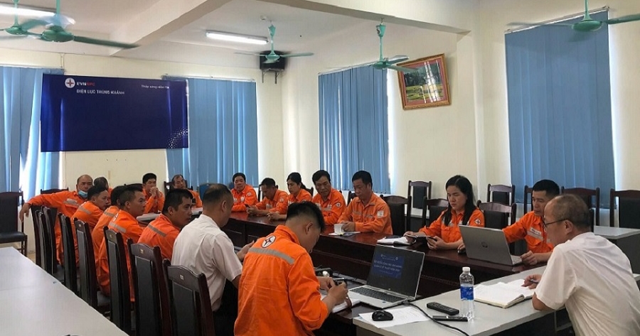 100% cán bộ, công nhân viên Đội Quản lý điện lực khu vực Trùng Khánh (CTĐL Cao Bằng) trải nghiệm ứng dụng chăm sóc khách hàng mới của EVN