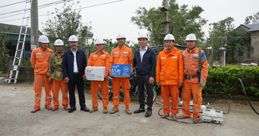 Lãnh đạo Công ty Điện lực Hà Tĩnh bám hiện trường, tăng cường chỉ đạo đẩy nhanh tiến độ khắc phục thiệt hại do bão