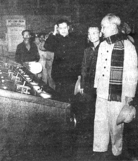 Bác Hồ đến thăm Nhà máy Điện Yên Phụ