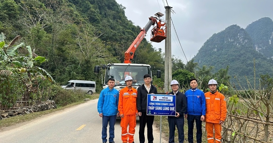 Thắp sáng làng quê biên giới – lan tỏa nghĩa tình ngành Điện