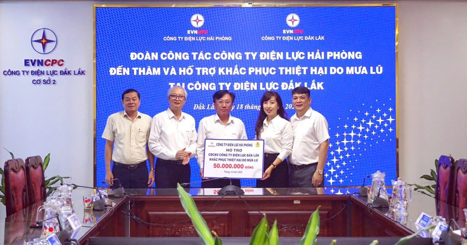Công ty Điện lực Hải Phòng thăm hỏi, trao kinh phí hỗ trợ Điện lực Đà Nẵng và Điện lực Đắk Lắk khắc phục hậu quả do thiên tai