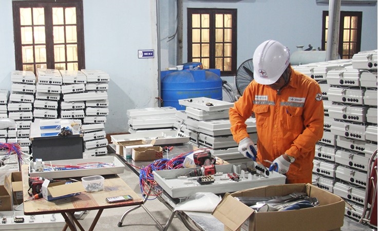 106198_cong_nhan_dqldkv_thai_thuy_lap_rap_cong_to_dien_tu_cho_khach_hang_tren_dia_ban_09534431