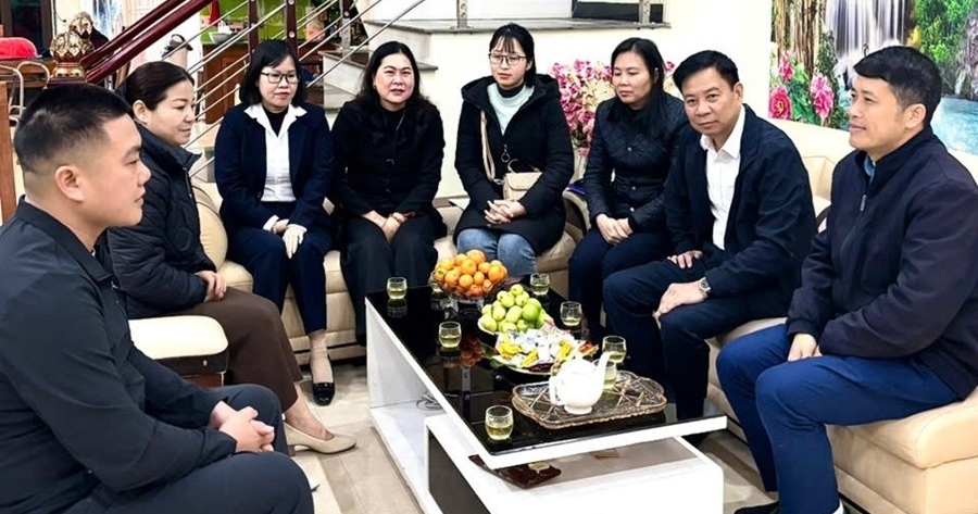 Công đoàn Công ty Điện lực Lào Cai thăm hỏi, hỗ trợ gia đình CBCNV qua đời do bệnh hiểm nghèo