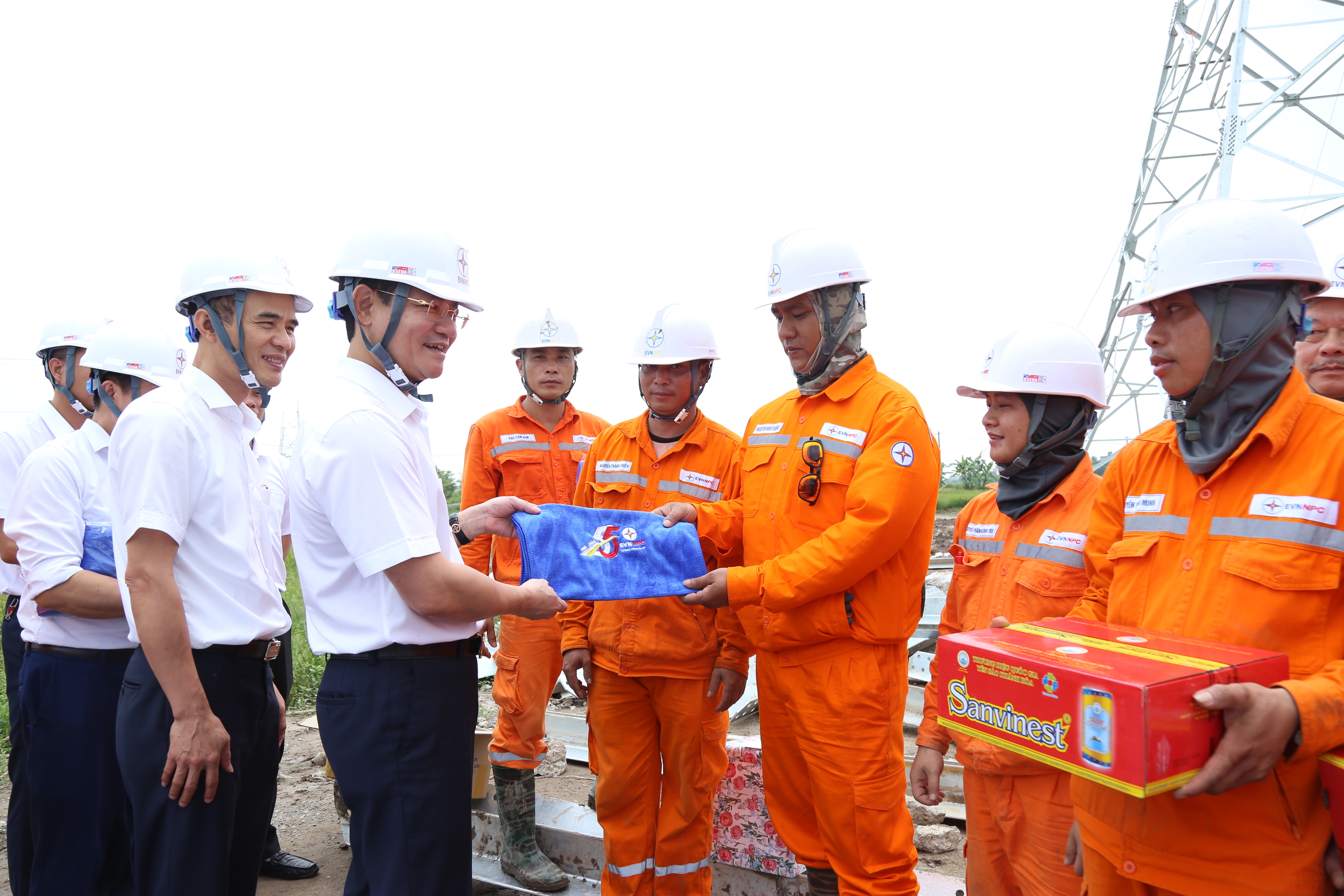 TGĐ Nguyễn Đức Thiện động viên đội Xung kích ĐZ 500kW mạch 3 (2)