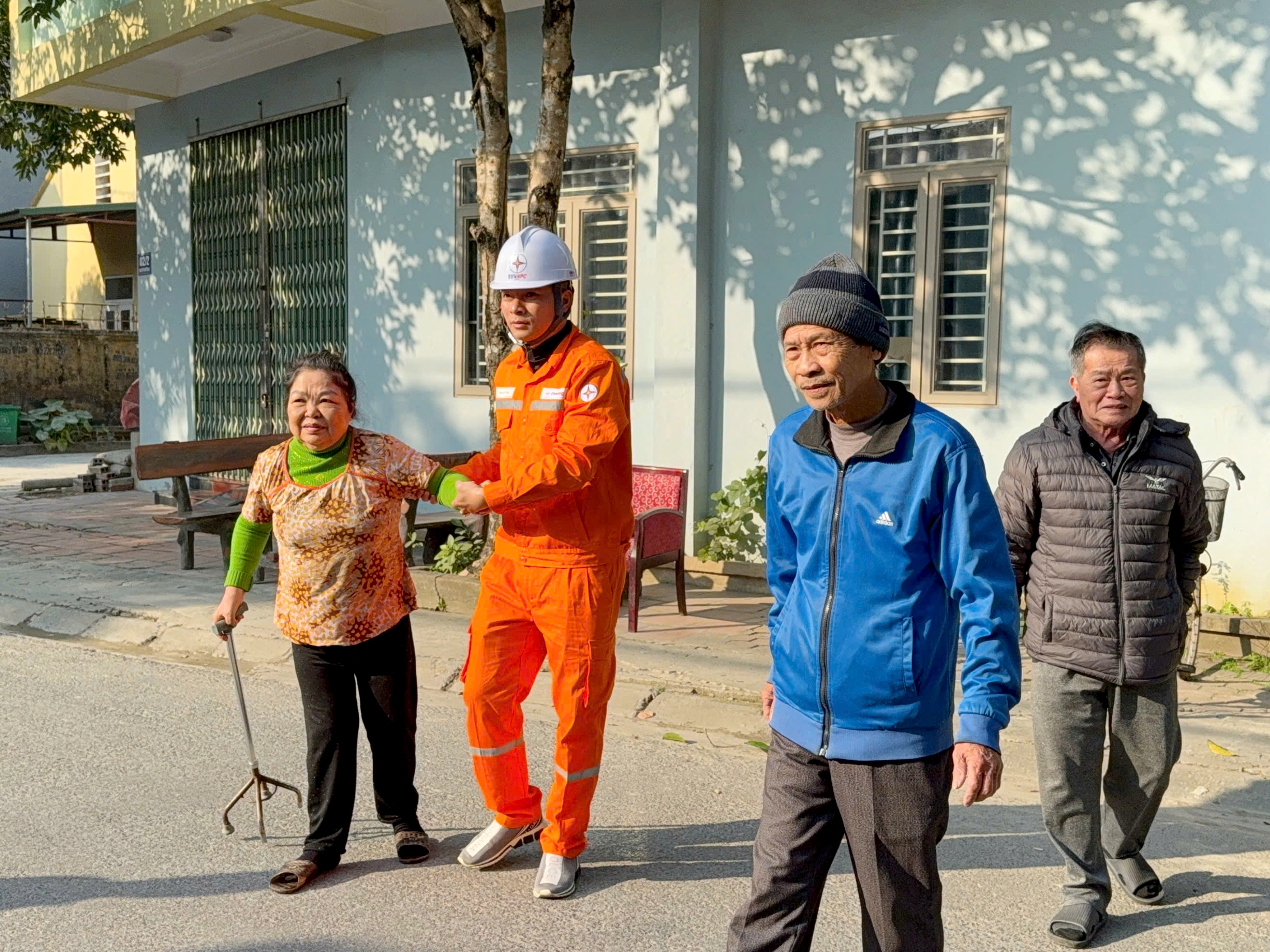 Ân cần đón khách hàng