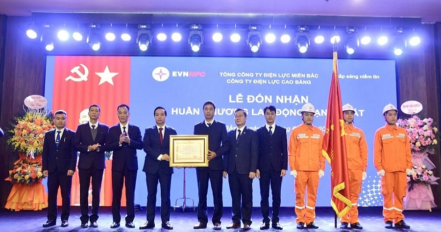 Công ty Điện lực Cao Bằng vinh dự đón nhận Huân chương Lao động hạng Nhất