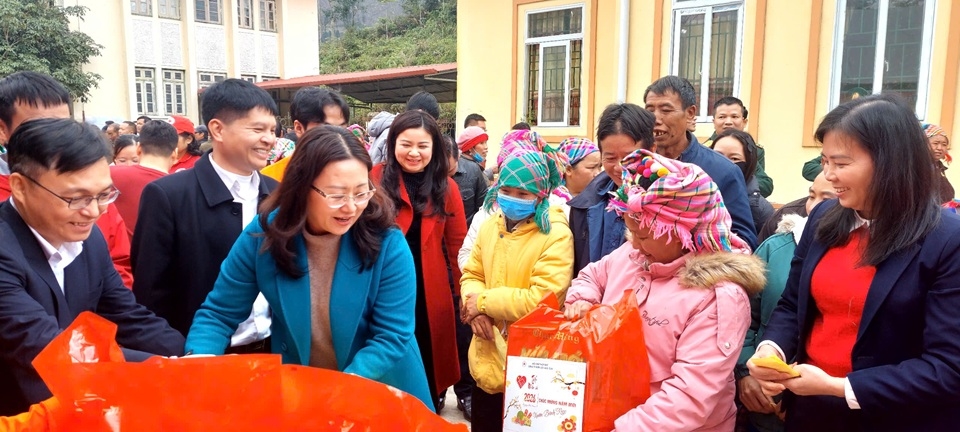 72.3. Bà Giàng Thị Dung - Phó Bí thư Tỉnh ủy, Chủ tịch Ủy ban Mặt trận Tổ quốc tỉnh Lào Cai tặng quà 0 đồng tại gian hàng của Hội chữ thập đỏ Công ty Điện lực Lào Cai