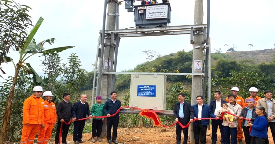 Đóng điện lưới quốc gia cho khu dân cư cuối cùng của xã Bảo Yên