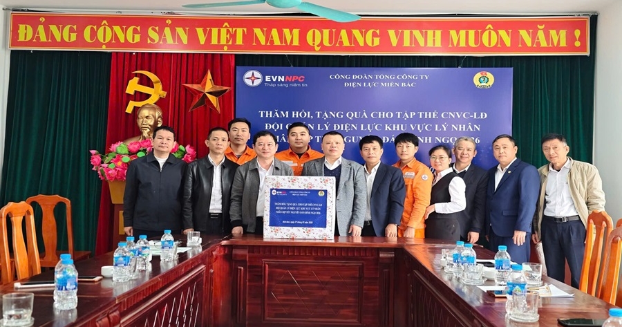Công đoàn EVNNPC thăm hỏi, động viên người lao động Công ty Điện lực Ninh Bình dịp Tết Bính Ngọ 2026