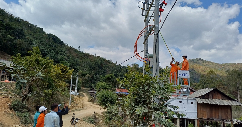 Dòng điện "vượt núi" thắp sáng giấc mơ Na Chén