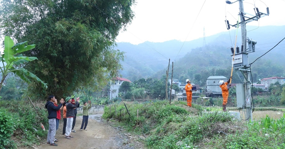 Niềm vui nhân đôi khi điện về bản trước thềm Xuân Bính Ngọ 2026