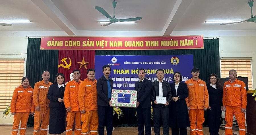 Ấm áp nghĩa tình Công đoàn EVNNPC với người lao động Đội Quản lý điện lực khu vực Hà Quảng (CTĐL Cao Bằng) dịp Tết Bính Ngọ 2026