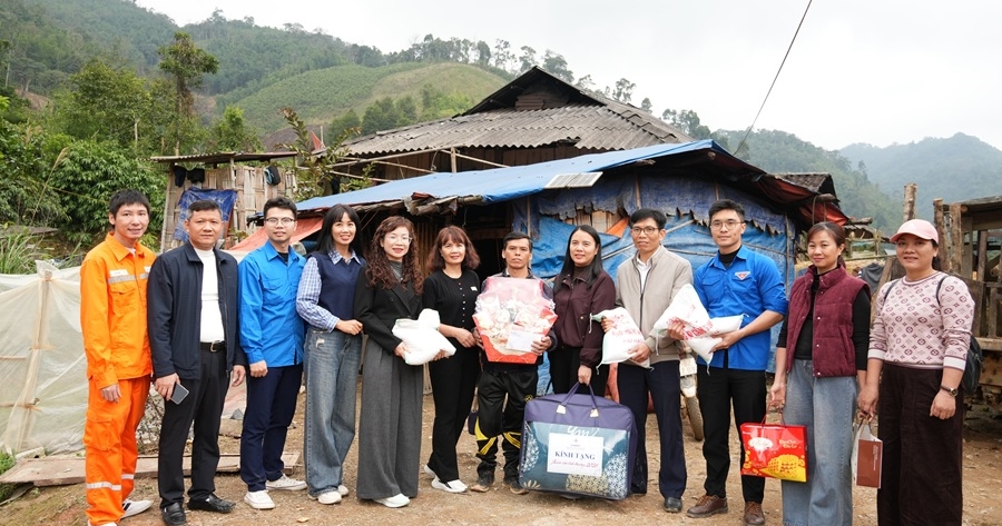 Công đoàn Khối cơ quan Công ty Điện lực Thái Nguyên trao “Xuân ấm tình thương” đến đồng bào thôn Slam Cooc