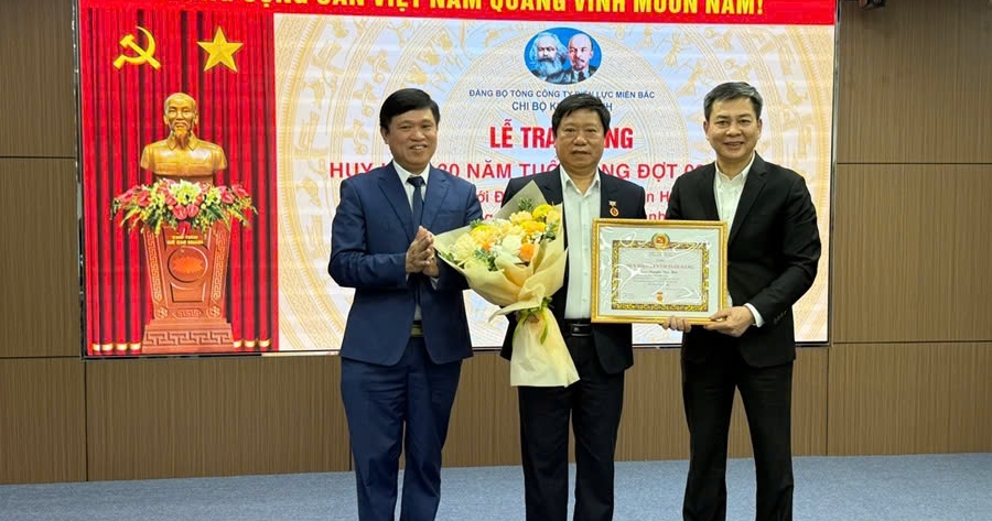 Chi bộ Kinh doanh EVNNPC tổ chức Lễ trao Huy hiệu 30 năm tuổi Đảng cho đồng chí Nguyễn Văn Hải