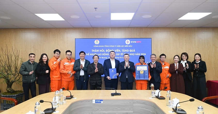 Công đoàn EVNNPC thăm hỏi động viên người lao động Công ty Điện lực Tuyên Quang trước thềm Xuân Bính Ngọ 2026