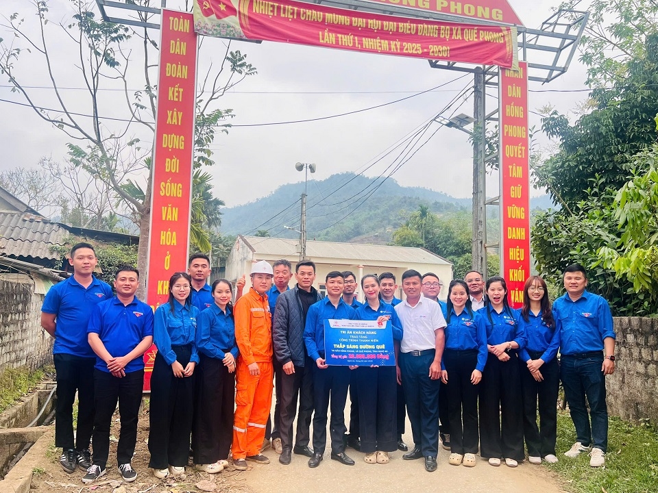 Chương trình thắp sáng đường quê tại Xã Hồng Phong