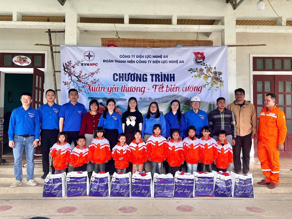 Trao quà cho điểm trường mầm non, tiểu học bản Xốp Cháo - Xã Lượng Minh