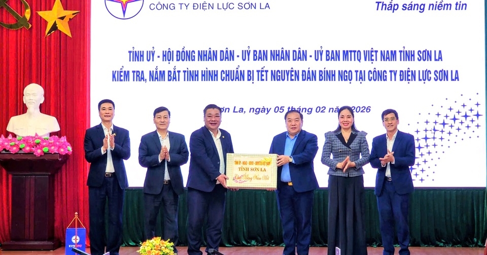 Đồng chí Chá A Của kiểm tra, nắm bắt tình hình chuẩn bị Tết Bính Ngọ tại Công ty Điện lực Sơn La