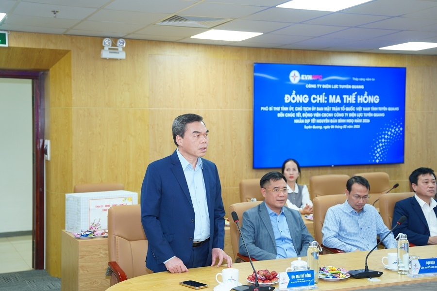 Pho bi thu tỉnh Tuyen Quang tang qua chuc Tet 2