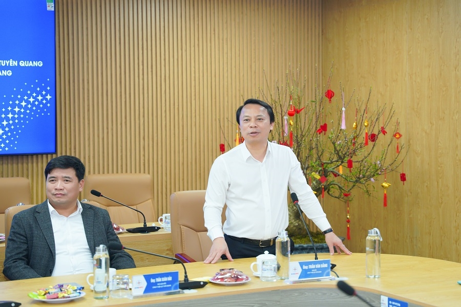 Pho bi thu tỉnh Tuyen Quang tang qua chuc Tet 3