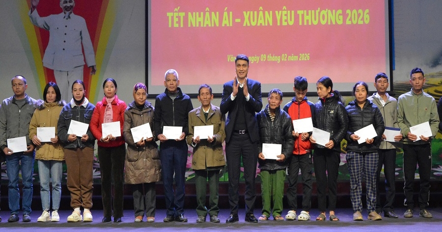 Công ty Điện lực Lào Cai đồng hành cùng phường Văn Phú trong chương trình “Tết nhân ái – Xuân yêu thương 2026”