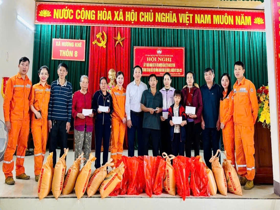 Ảnh 1. Tặng quà các hộ gia đình có hoàn cảnh khó khăn tại thôn 8 xã Hương Khê nhân dịp Tết nguyên đán Bính Ngọ.