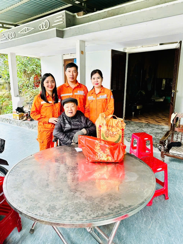 Ảnh 3. Công đoàn – đoàn thanh niên tặng quà ông Trần Văn Khê, thôn 8 xã Hương Khê.