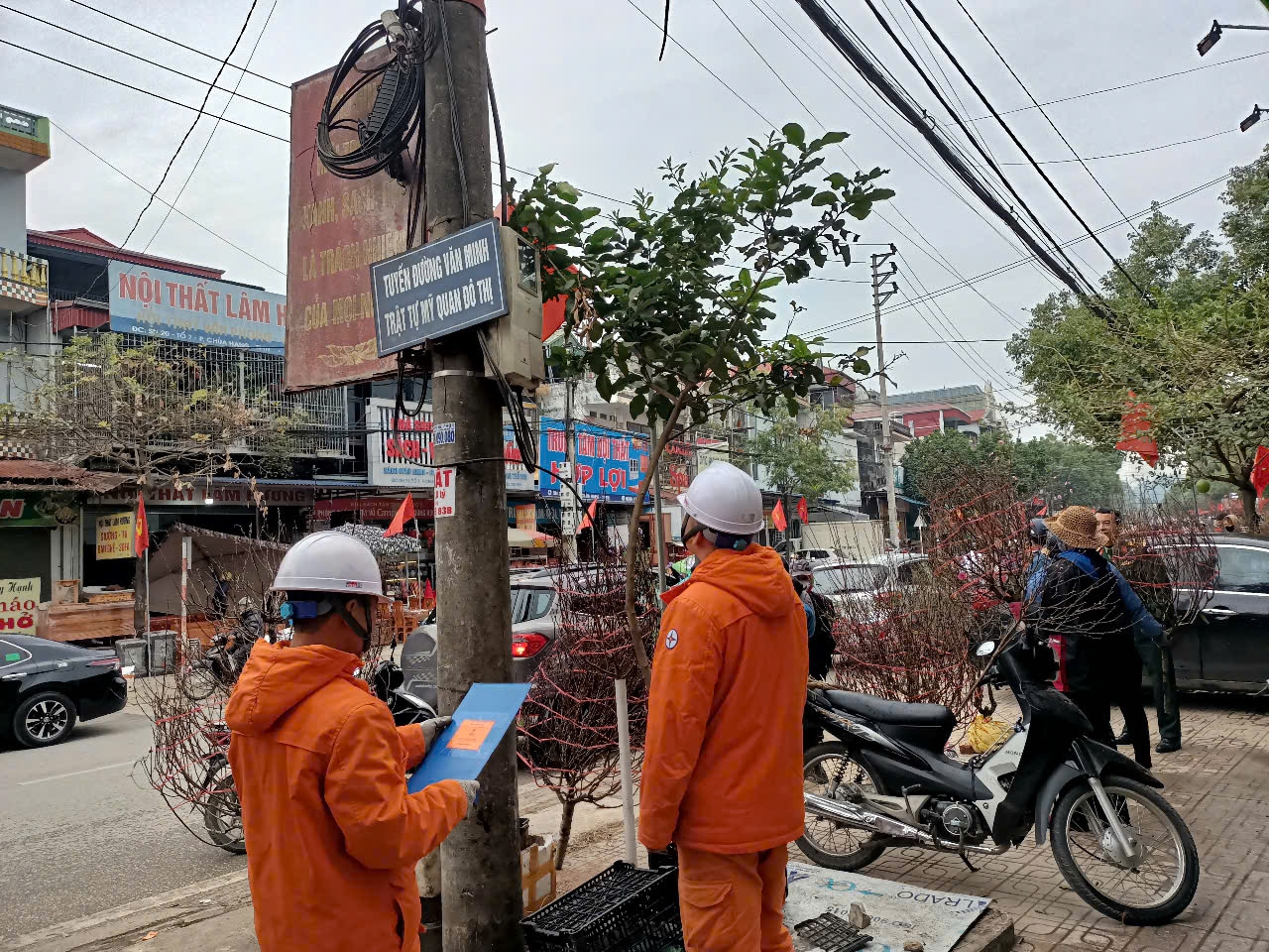 Công nhân PCTN kiểm tra khiếm khuyết hệ thống lưới điện 1