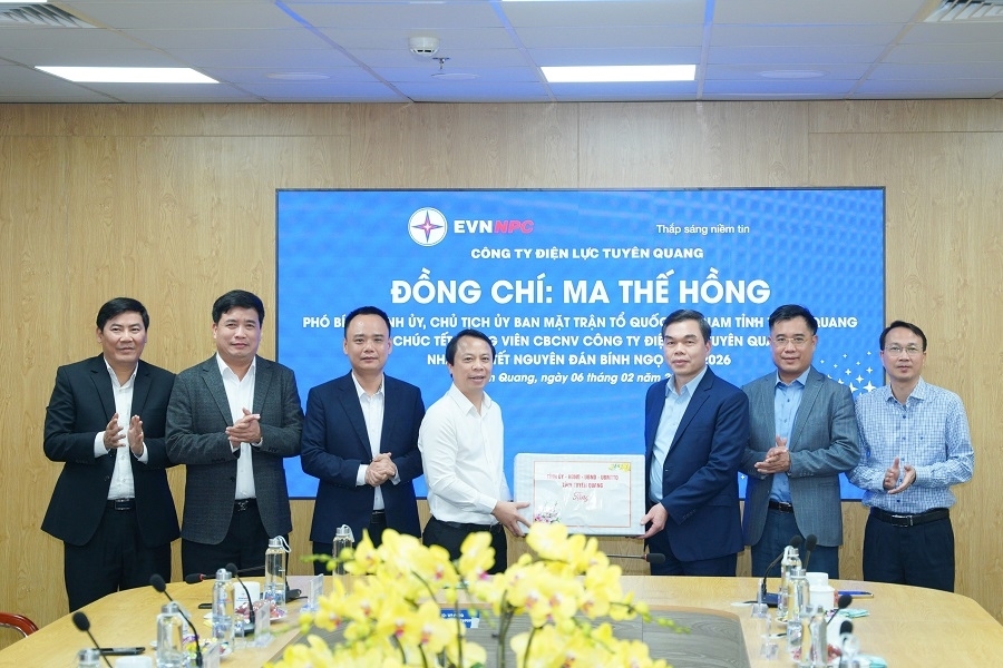 pho-bi-thu-tinh-tuyen-quang-tang-qua-chuc-tet-1