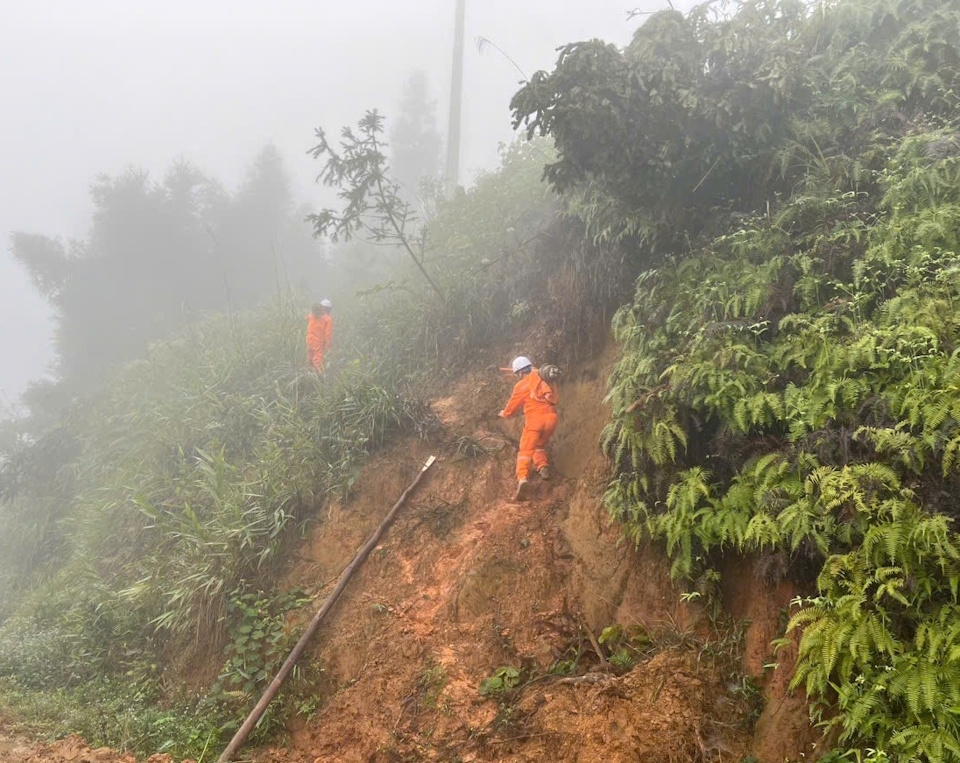 32.1Nhân viên Điện lực Văn Yên chuẩn bị đóng điện trạm biến áp Ba Khuy