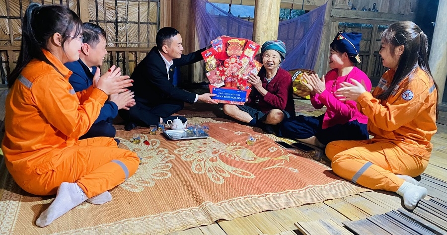 Kỳ 2 Người của bản trong đêm mừng điện sáng