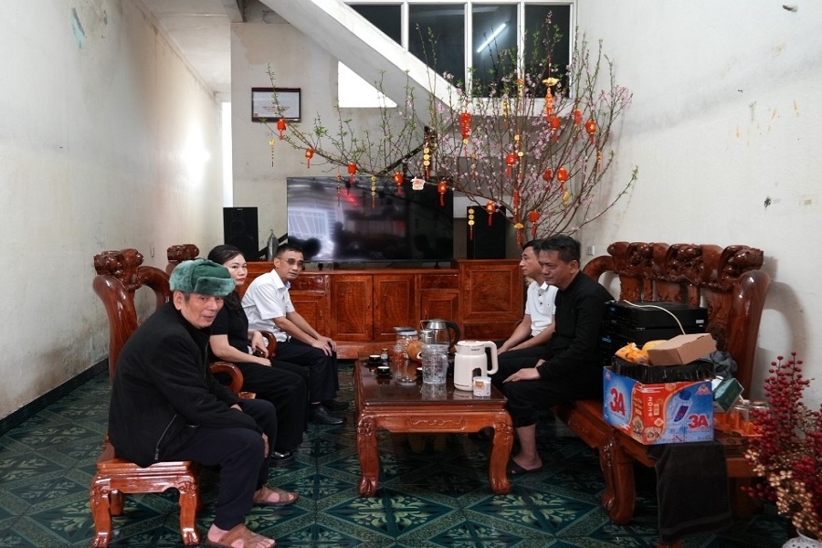 Cong doan tham hoi nha bi chay 1