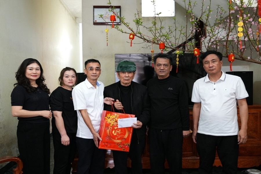 Cong doan tham hoi nha bi chay