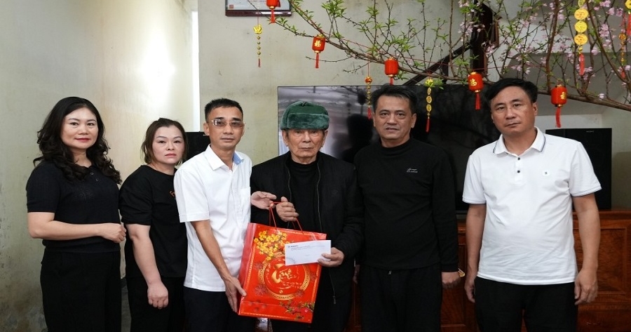 Công đoàn Công ty Điện lực Tuyên Quang thăm hỏi gia đình cán bộ bị cháy nhà