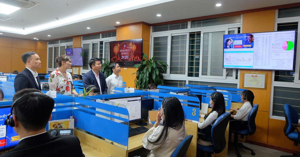 Lặng thầm giữ nhịp kết nối – Ca trực đặc biệt đêm Giao thừa tại TTCSKH EVNNPC: Thắp sáng niềm tin khách hàng