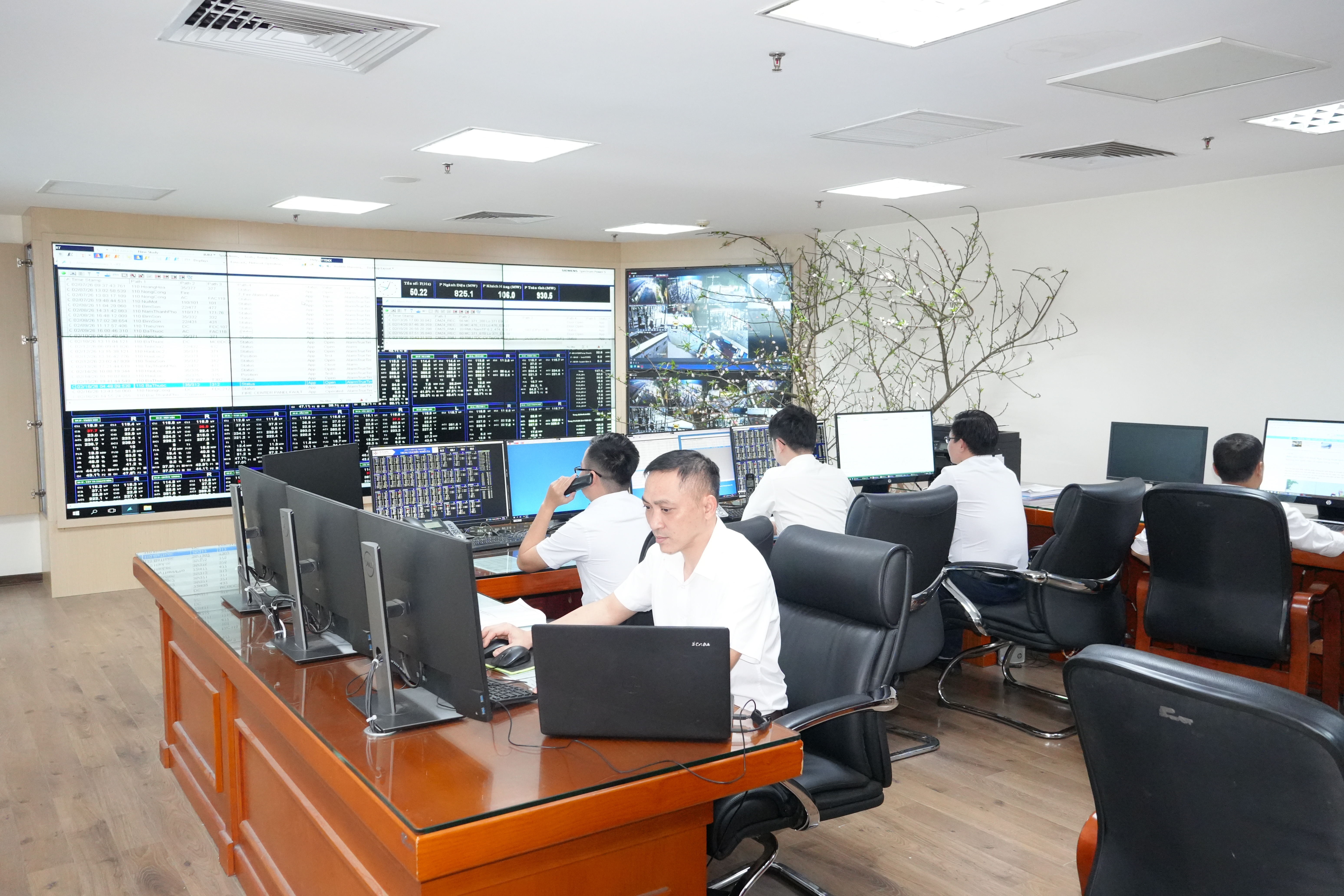 Nhân viên phòng Điều Độ - Công ty Điện lực Thanh Hóa trực điện đêm Giao thừa (4)