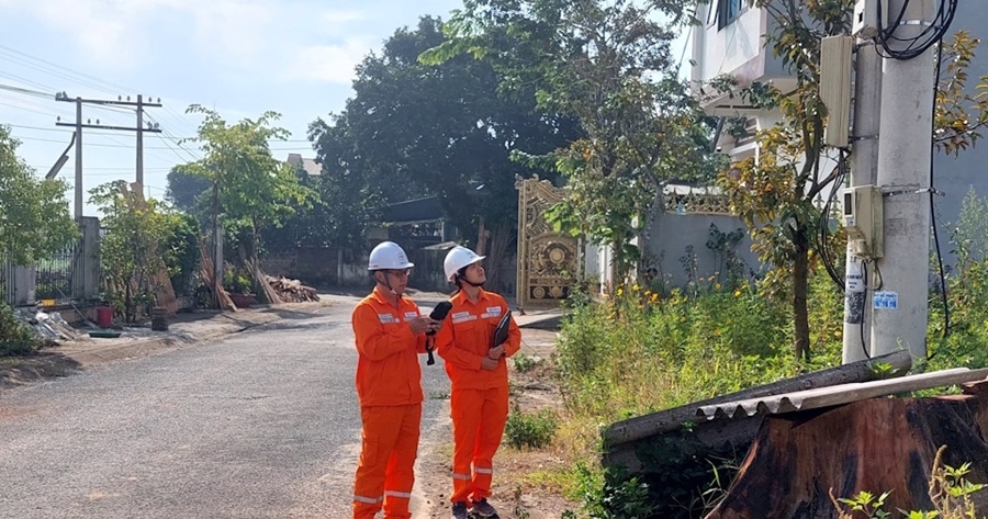 Đội QLĐLKV Văn Yên (CTĐL Lào Cai) tăng cường giám sát chỉ số điện năng sau kỳ nghỉ Tết Nguyên đán 2026