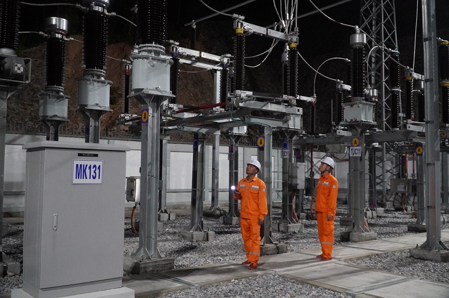 Công nhân Tổ thao tác lưu động TBA 110 kV Yên Cư kiểm tra thiết bị giờ cao điểm