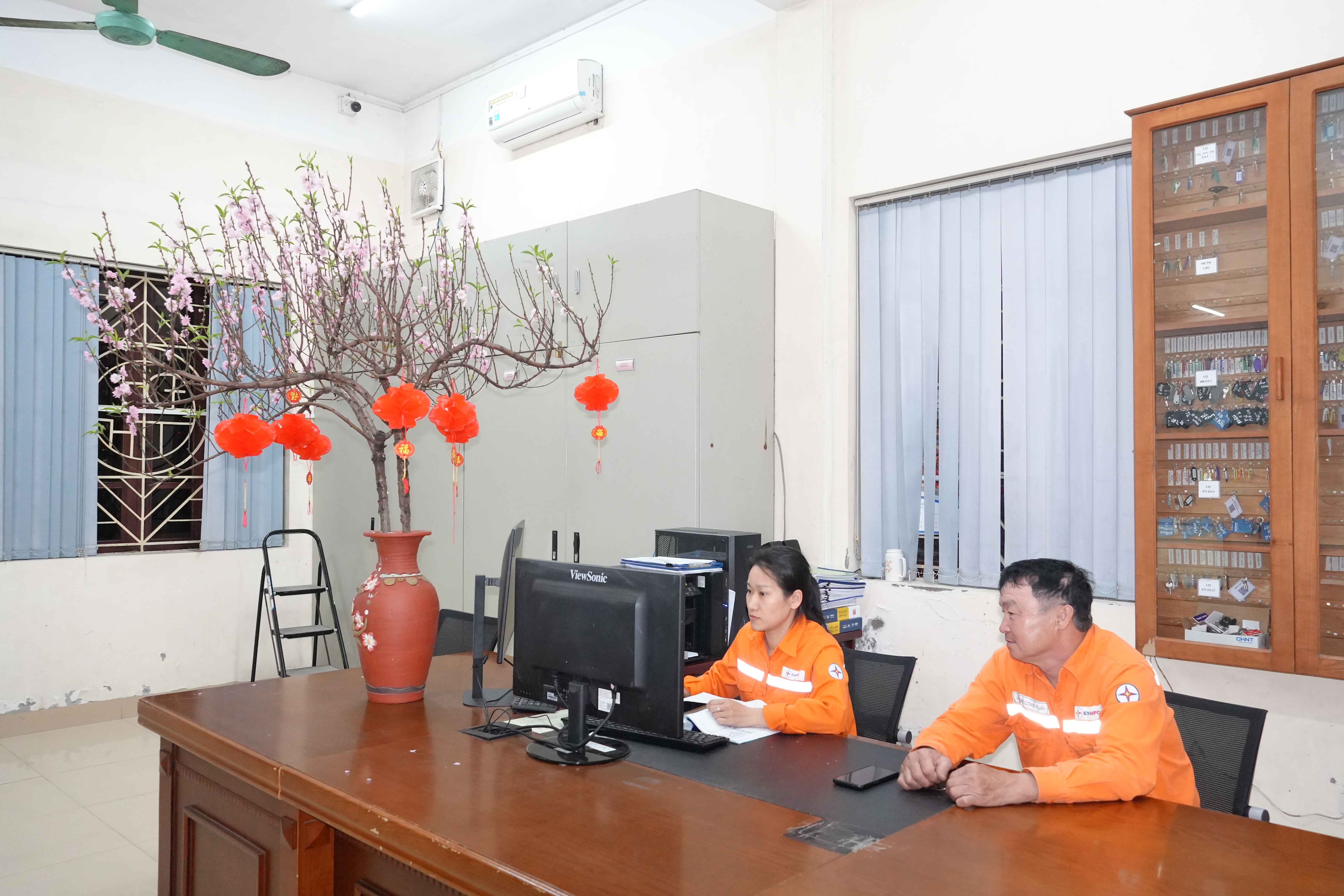 Nhân viên Đội QLĐL KV Hạc Thành trực cấp điện đêm Giao thừa (1)