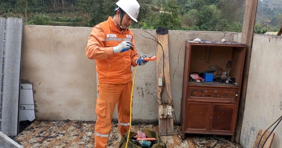 Đội Quản lý Điện lực khu vực Quang Bình (Công ty Điện lực Tuyên Quang) hỗ trợ hộ dân bị cháy nhà