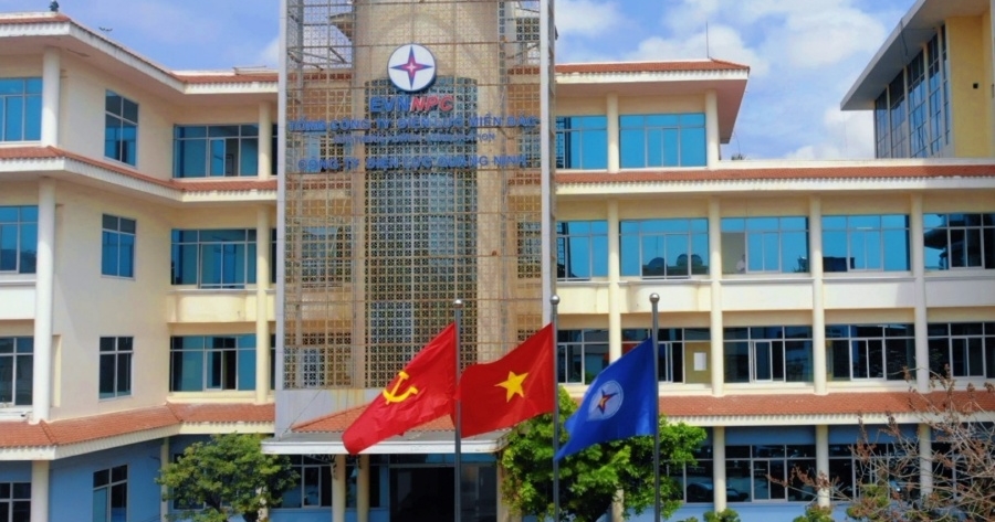 Công ty Điện lực Quảng Ninh: Thực hiện nghi lễ chào cờ và treo cờ Đảng, cờ Tổ quốc theo quy định mới