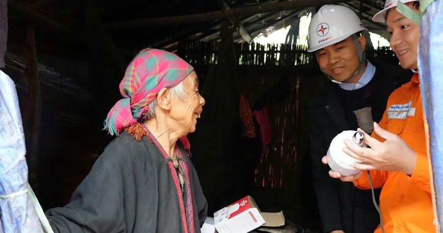 EVNNPC chung tay khắc phục hậu quả thiên tai, đồng hành cùng khách hàng sử dụng điện an toàn, ổn định