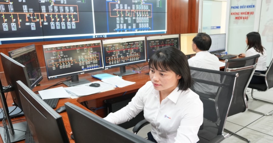 Nữ Điều độ viên bản lĩnh giữ nhịp dòng điện trong kỷ nguyên số