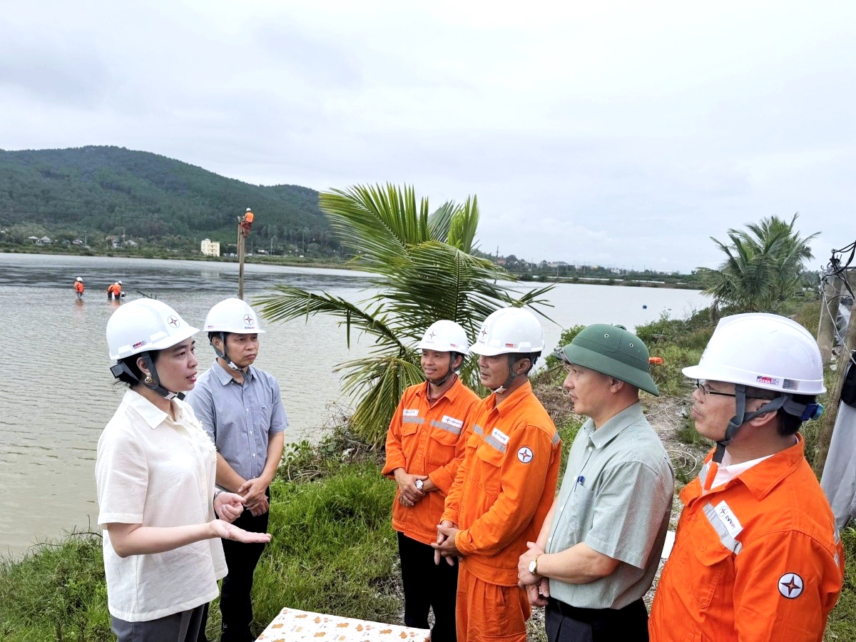 Bà Đỗ Nguyệt Ánh kiểm tra, thăm hỏi, động viên lực lượng tham gia khắc  phục thiệt hại do bão lũ gây ra tại Thanh Hóa