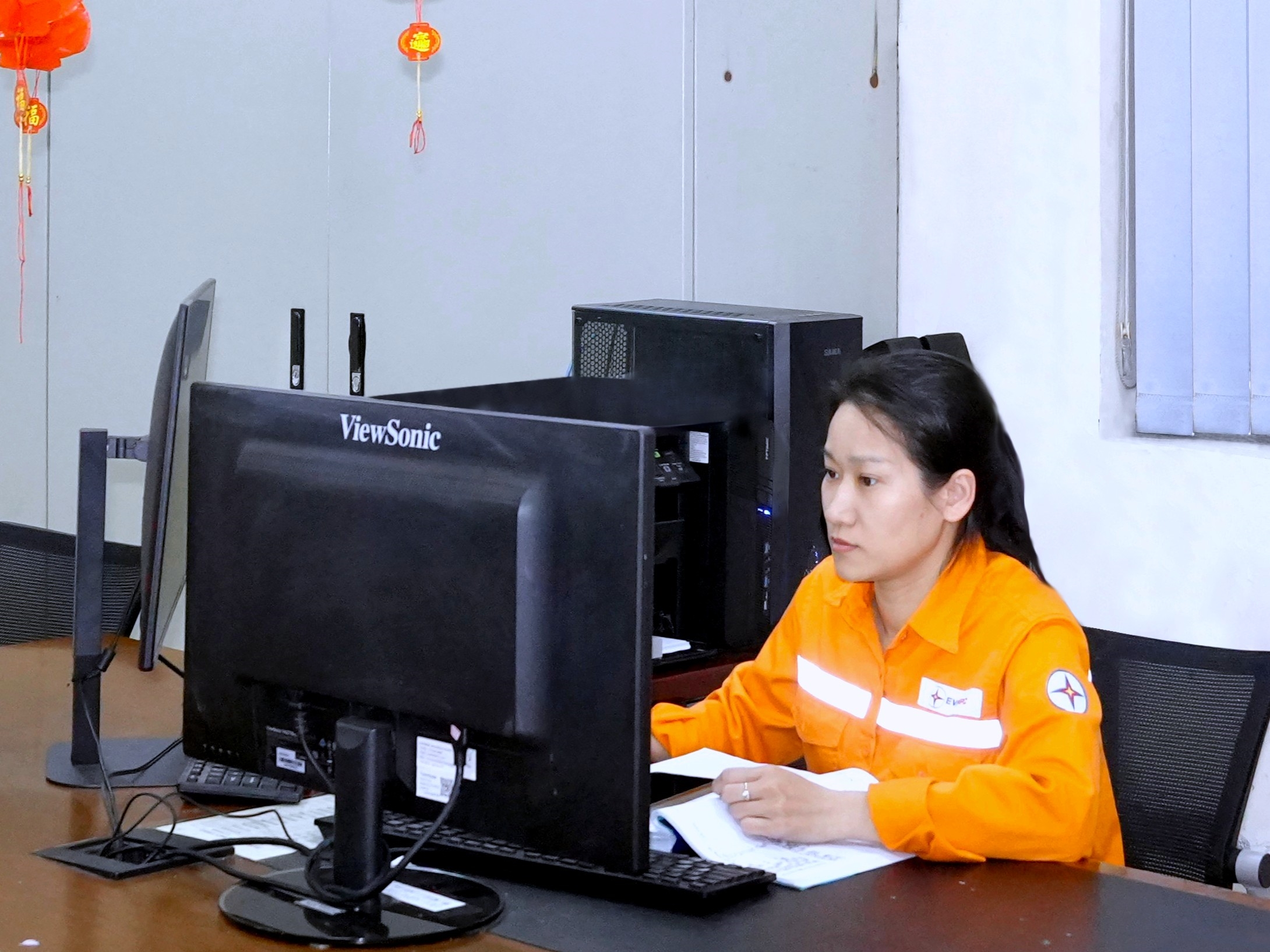 Nhân viên Đội QLĐL KV Hạc Thành trực cấp điện đêm Giao thừa (1)