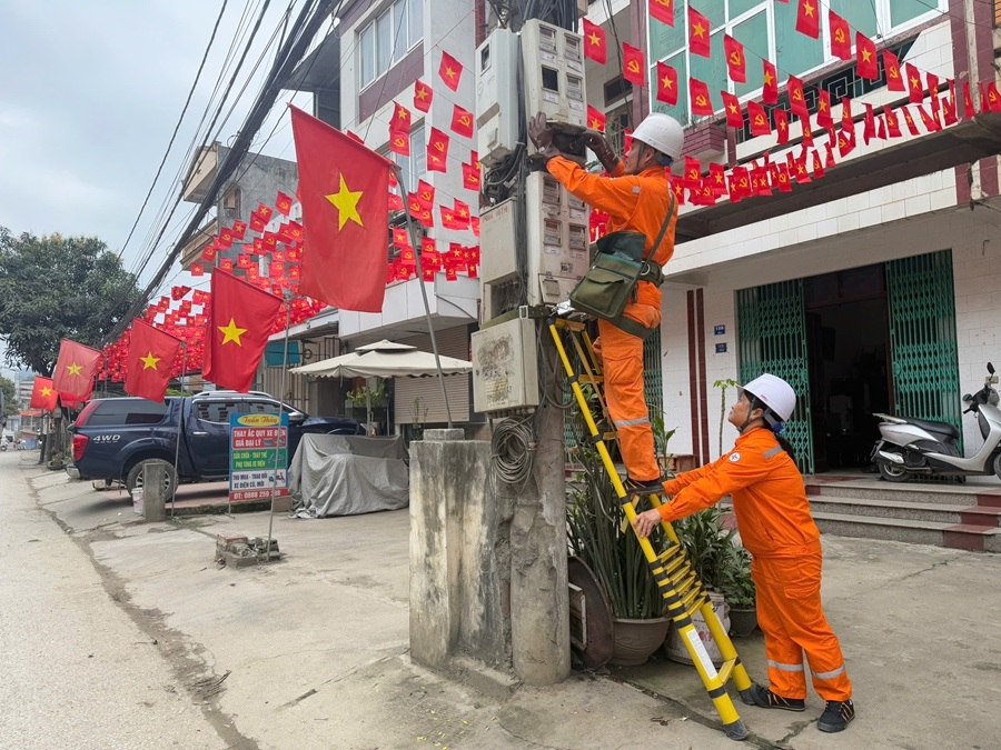 Nhân viên Đội QLĐLKV Bằng Giang - CTĐL Cao Bằngkiểm tra định kỳ, xử lý khiếm khuyết đảm bảo cấp điện phục vụ bầu cử